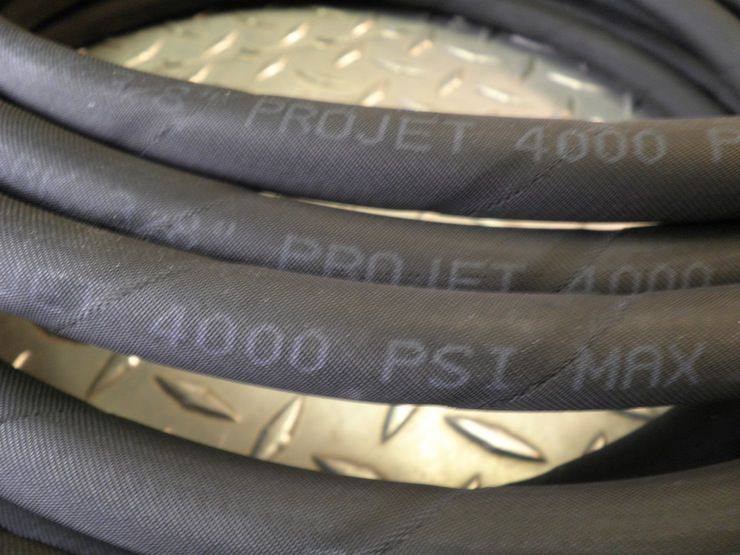 BE 85.238.156 3/8" Non-Marking Rubber Hose Single Wire Braid