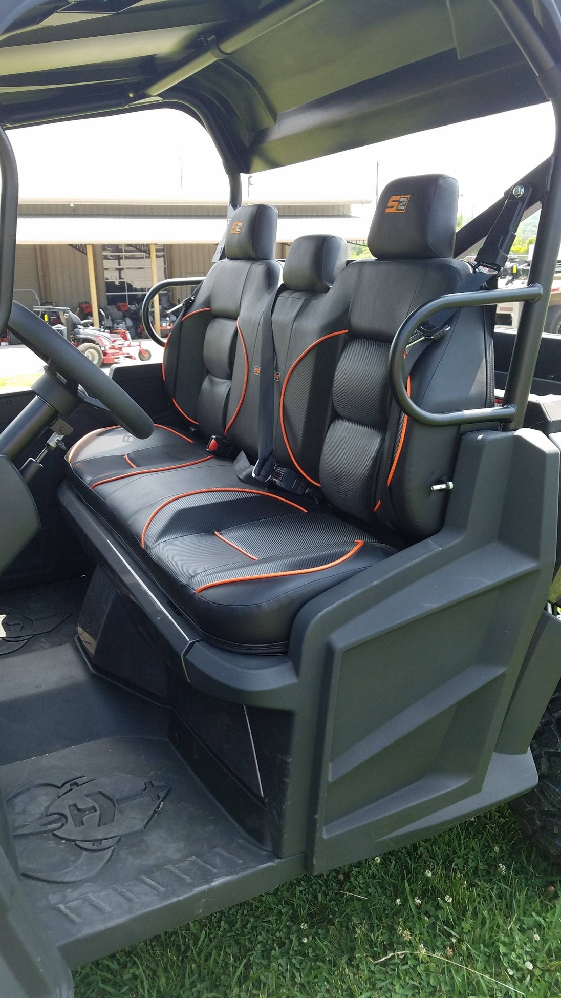 Intimidator GC1K Vehicle Left Side. This does NOT come standard with plastic roof.