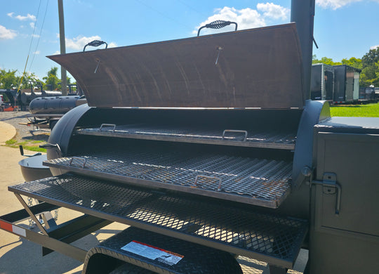 250 Gal Smoker Single Door with Counter Weight and Charkettle Inside Racks