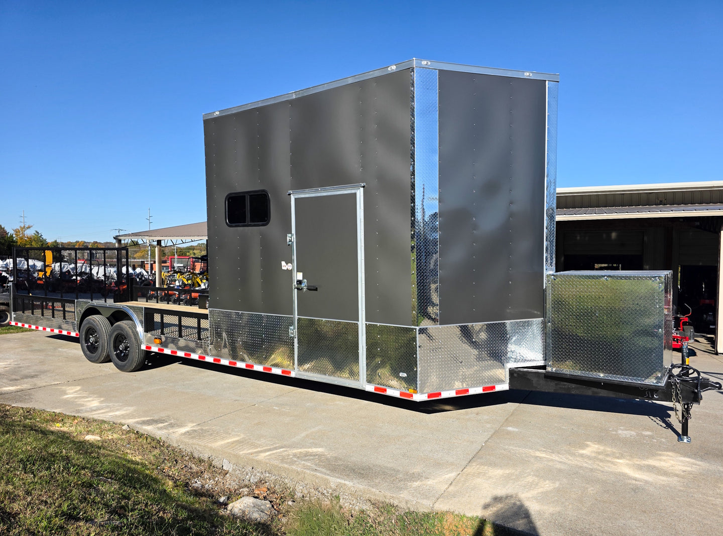 8.5x30 Charcoal V-Nose Hybrid 9.5 Interior (2) 7000LB Axles Front Right 