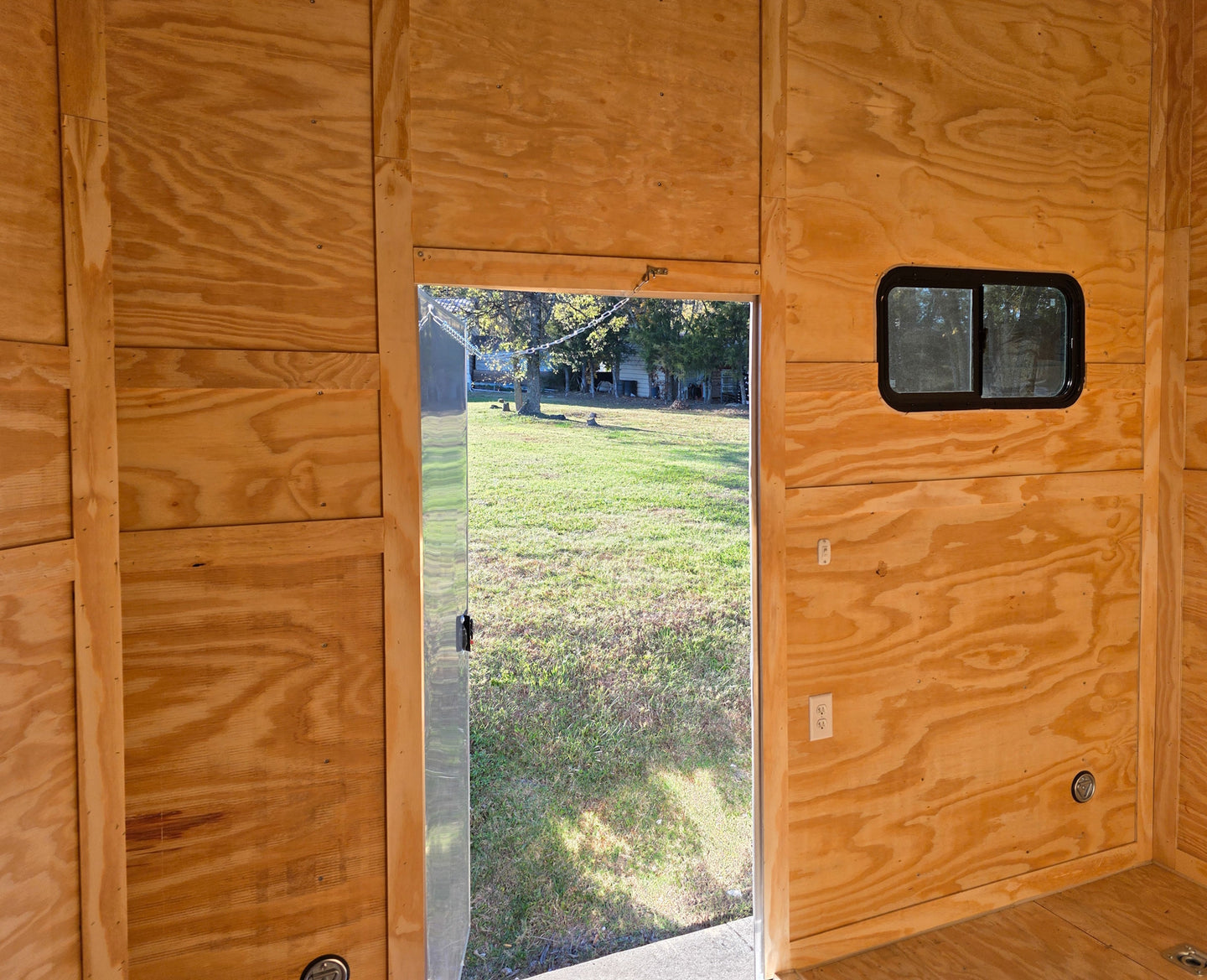 8.5x30 Charcoal V-Nose Hybrid 9.5 Interior (2) 7000LB Axles Right Side Wall