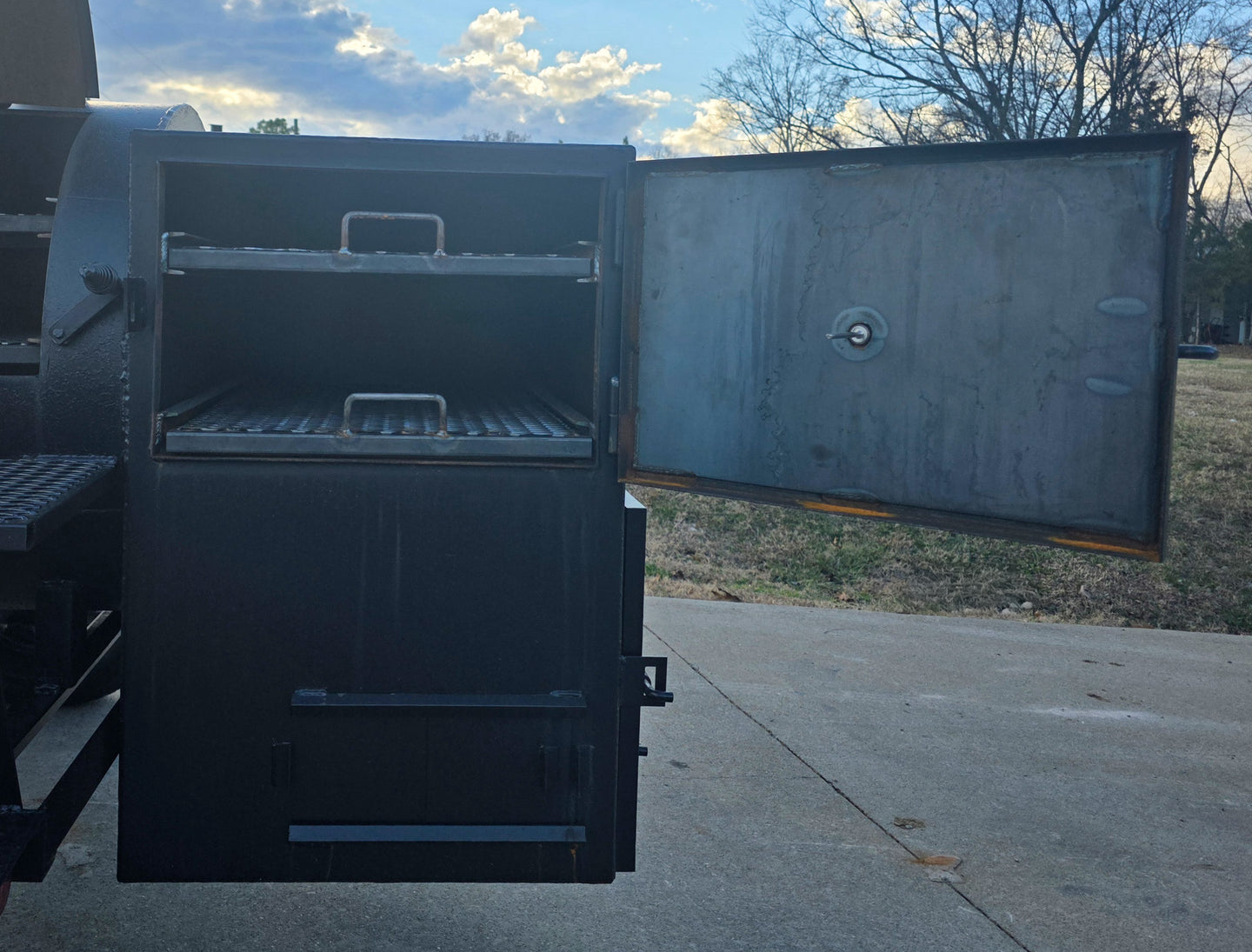 330 GAL Smoker Single Door With CounterWeight with Double Racks and Charkettle Warming Box Racks