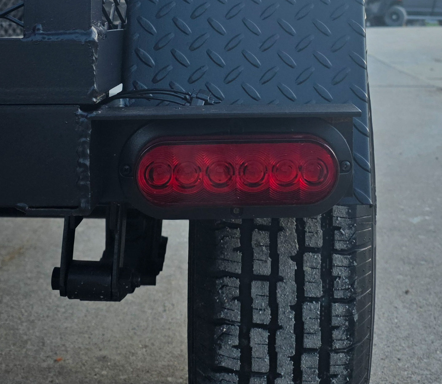 330 GAL Smoker Single Door With CounterWeight with Double Racks and Charkettle LED Brake Light 