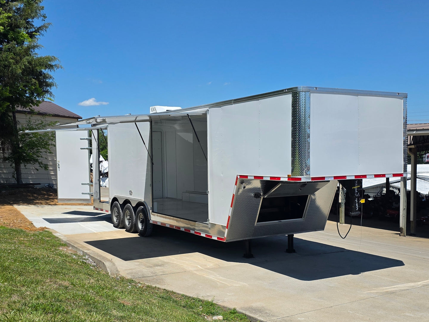 8.5 x 32' Gooseneck King Pin Fifth Wheel Trailer 3-10K axles Open front right-angle picture 