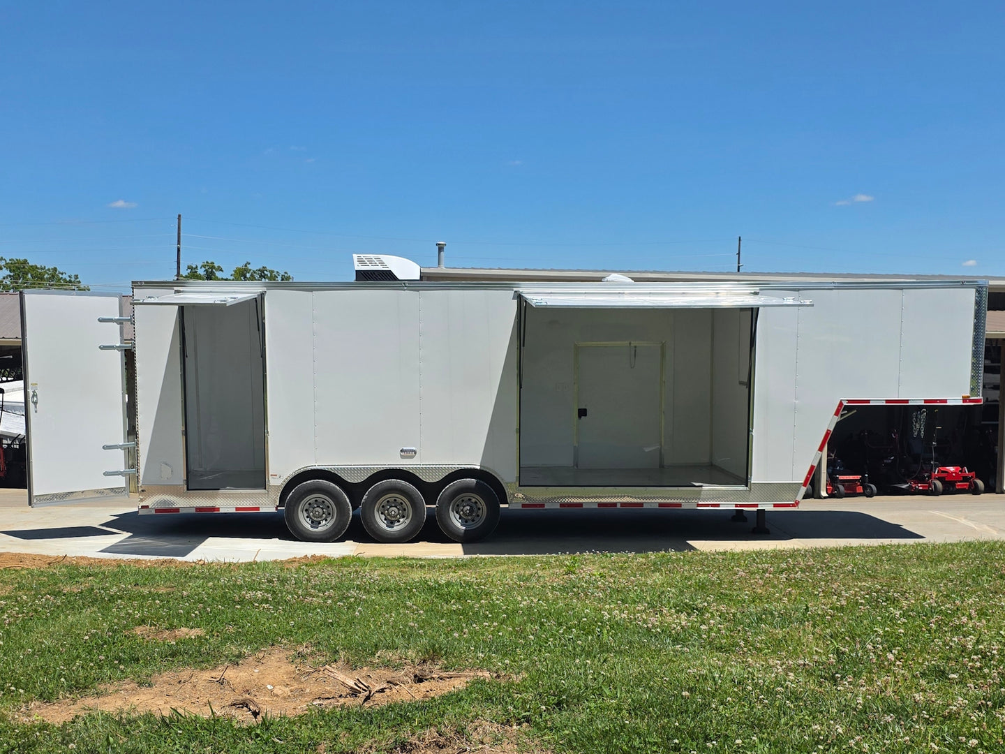 8.5 x 32' Gooseneck King Pin Fifth Wheel Trailer 3-10K axles Open right-side picture 