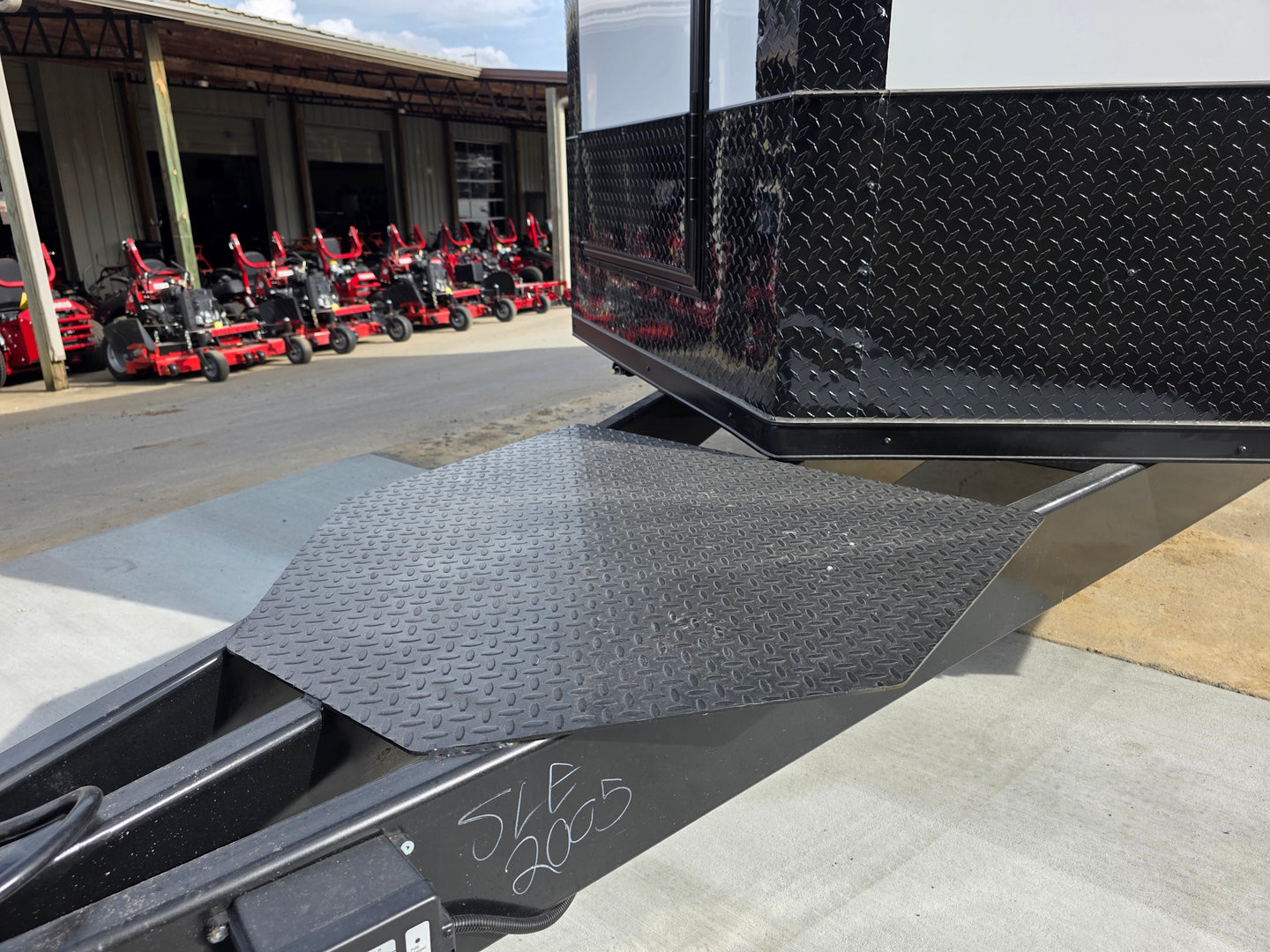 8.5x16 white w/ blackout stage generator platform picture 