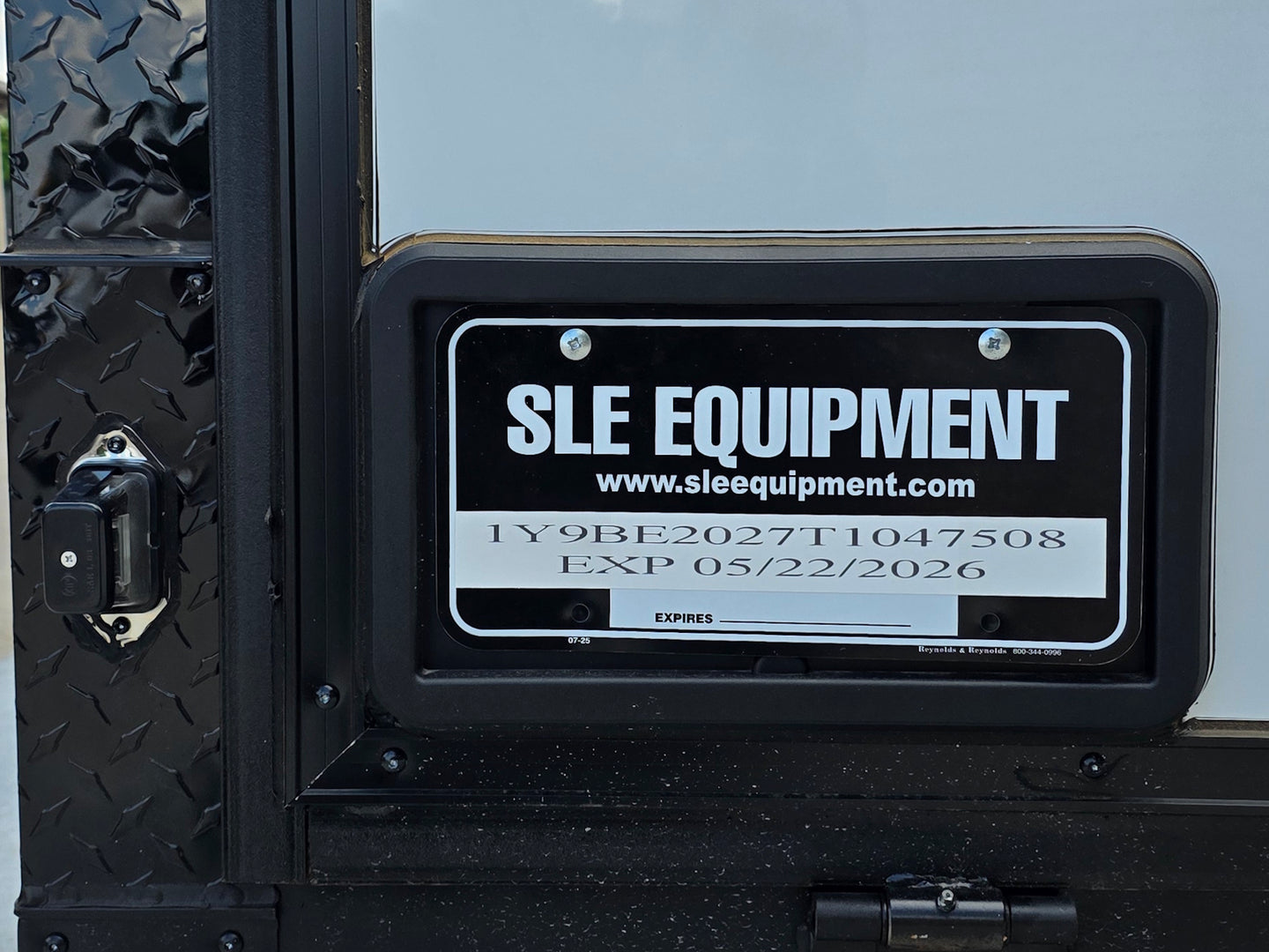 8.5x20 White With Blackout Package 2-5200lb axles License plate picture 