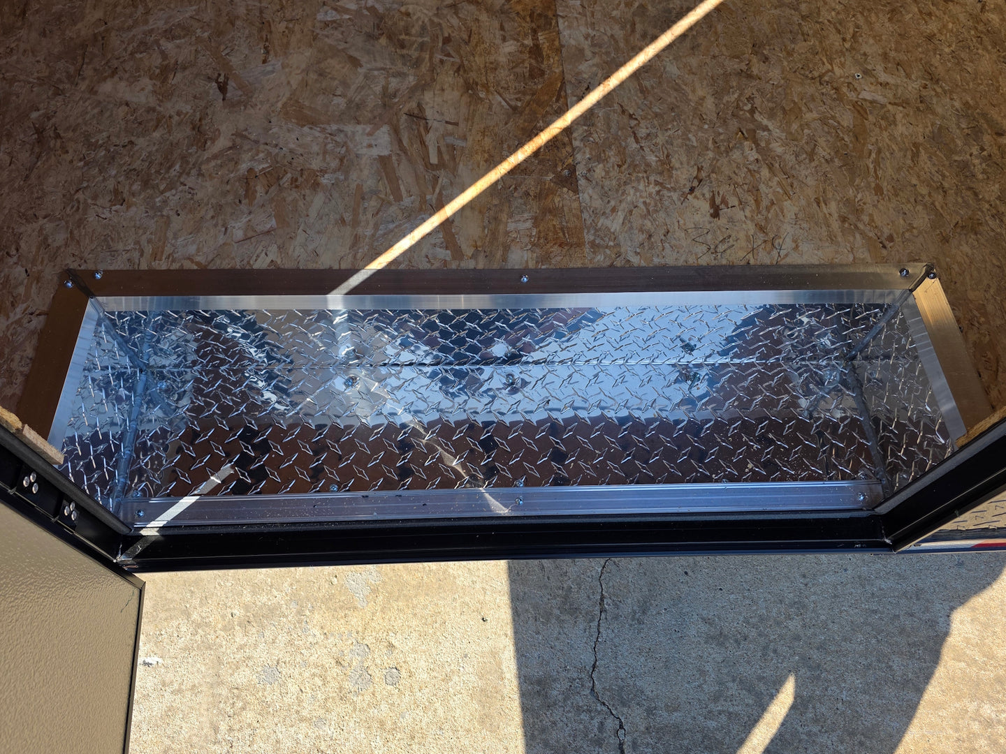 8.5x26 Hybrid with roof Entry step picture 