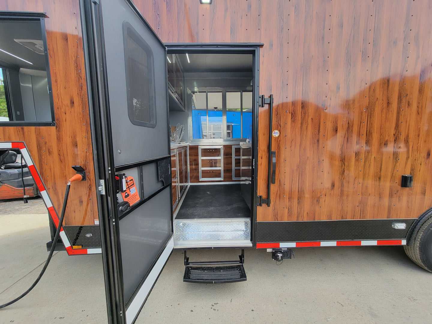8.5x32 Gooseneck Walnut wood grain w/ blackout Entry door picture 