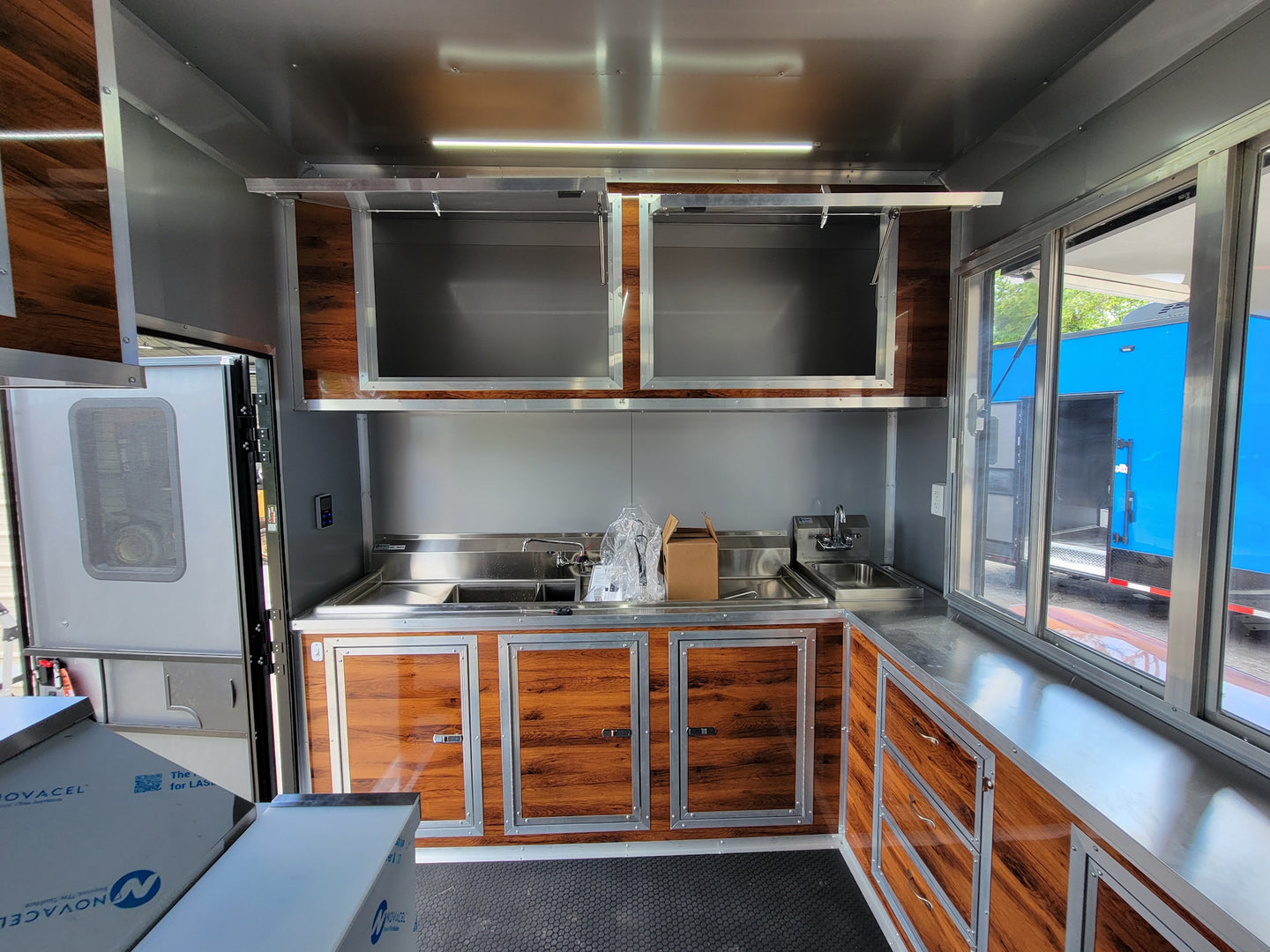 8.5x32 Gooseneck Walnut wood grain w/ blackout Interior front side picture 