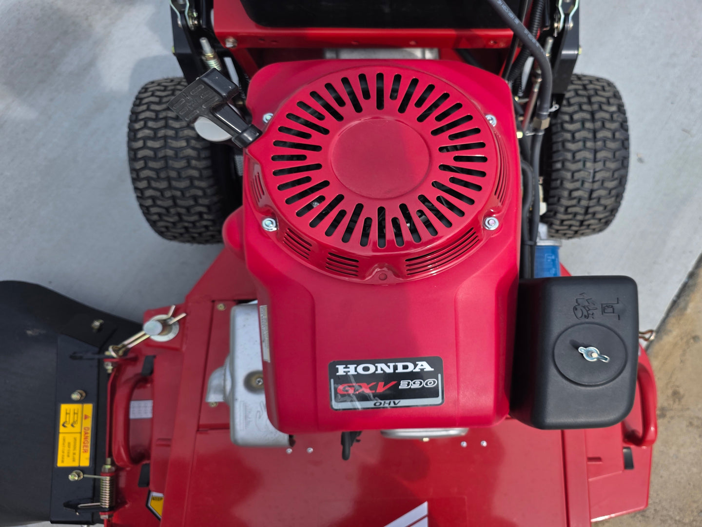 Encore EW32X11HD Commercial Walk Behind Mower 32" 10.5HP Honda Top engine view 