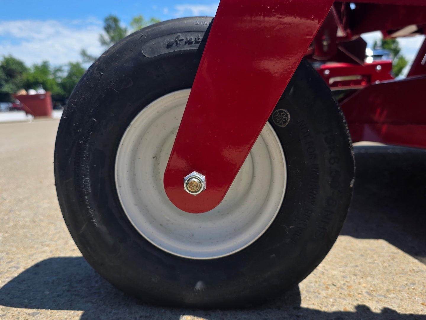 Encore Prowler EP72BSV37EV5 72" Commercial Zero Turn Mower 37HP Briggs EFI Front wheel picture 