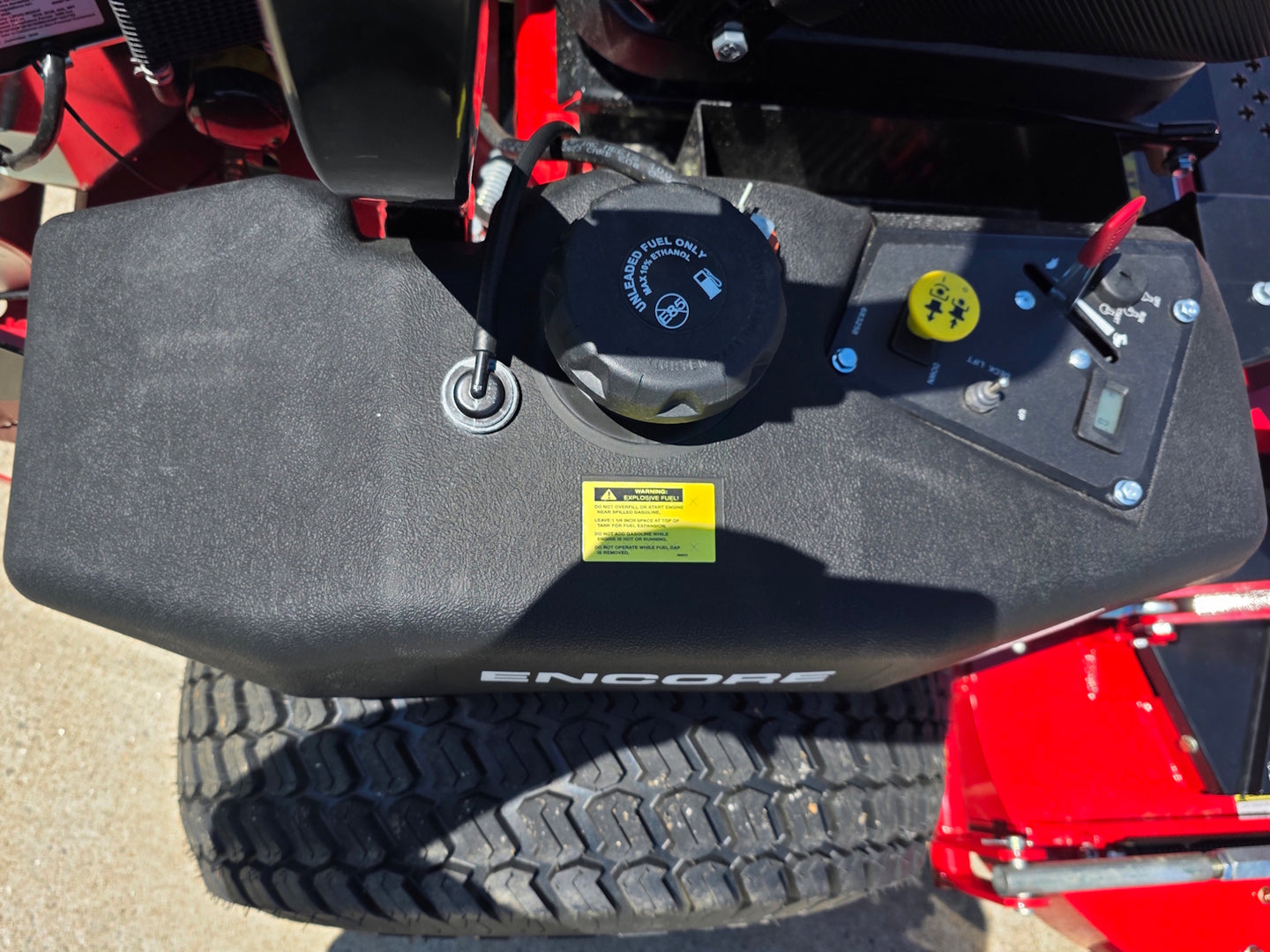 Encore Prowler EP72BSV37EV5 72" Commercial Zero Turn Mower 37HP Briggs EFI Right side fuel tank picture 