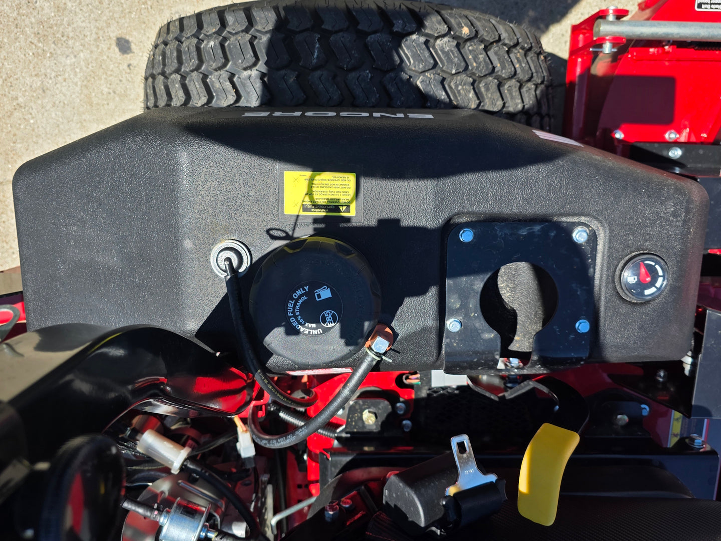 Encore Prowler EP72BSV37EV5 72" Commercial Zero Turn Mower 37HP Briggs EFI Left side fuel tank picture 