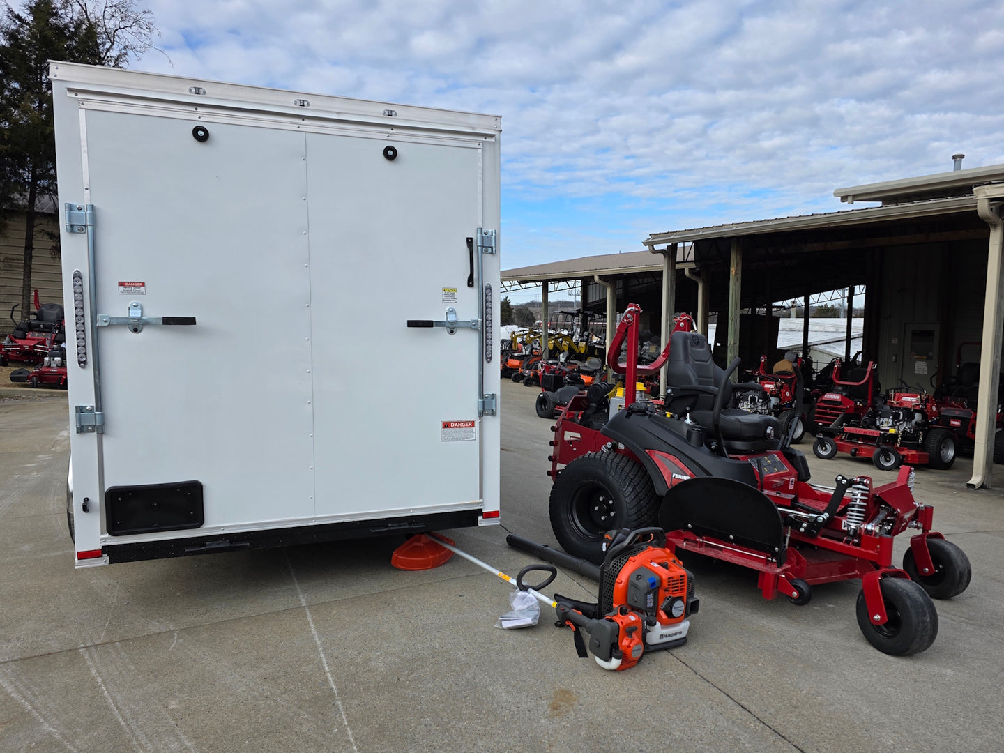Ferris 5902064 ISX3300 60" Zero Turn Mower Encl Trailer Handhelds Bundle left side view picture 