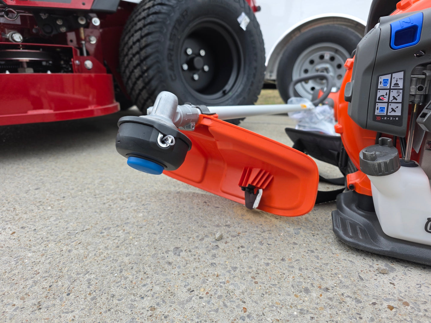 Ferris 5902065 ISX3300 60" Zero Turn Mower Encl Trailer Handhelds Bundle trimmer head view picture 