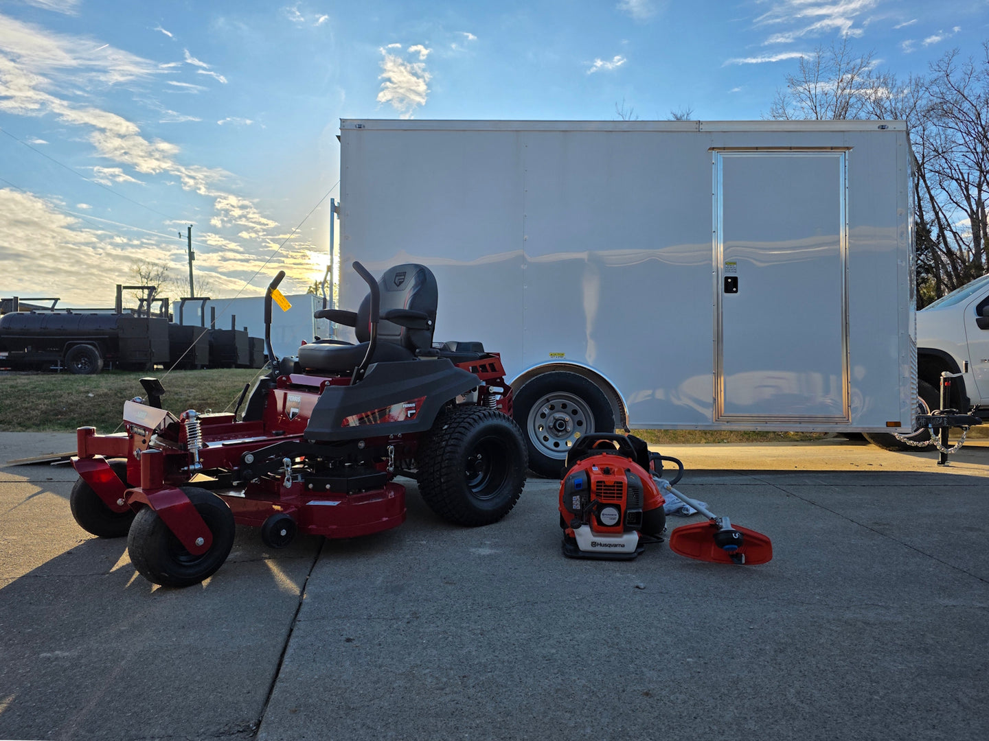 Ferris 5902101 500S 48" Zero Turn Mower Encl Trailer Handhelds Bundle front view picture