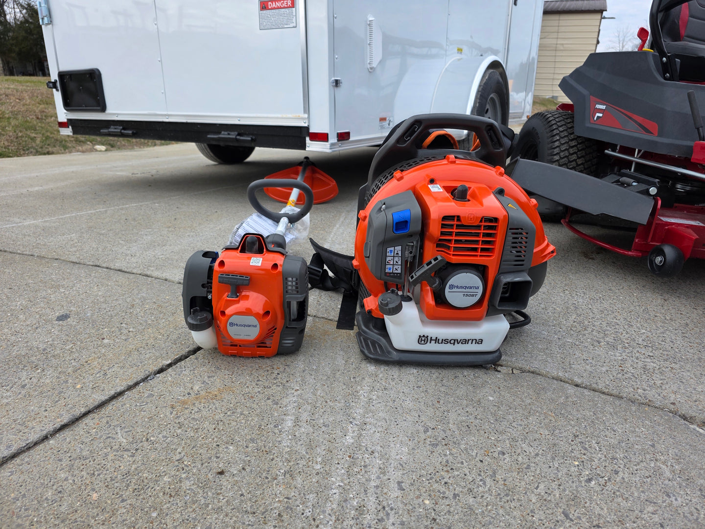 Ferris 5902144 42" 300S Zero Turn Mower Encl Trailer Handheld Bundle back hand held view picture 