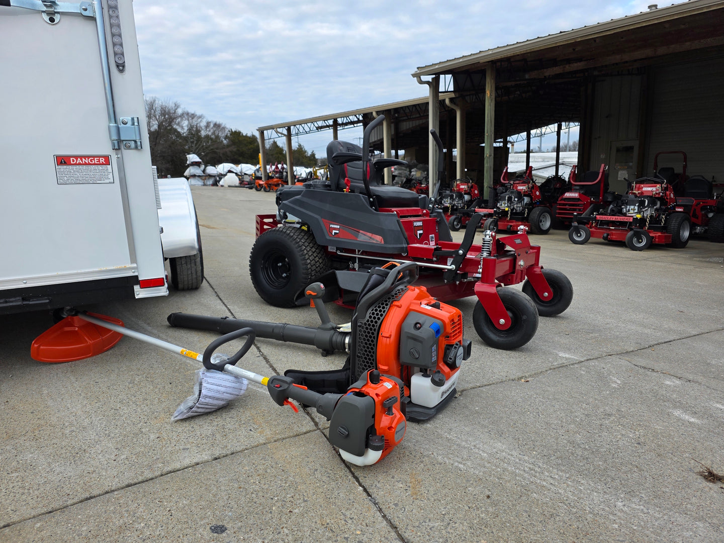 Ferris 5902144 42" 300S Zero Turn Mower Encl Trailer Handheld Bundle side hand held view picture 