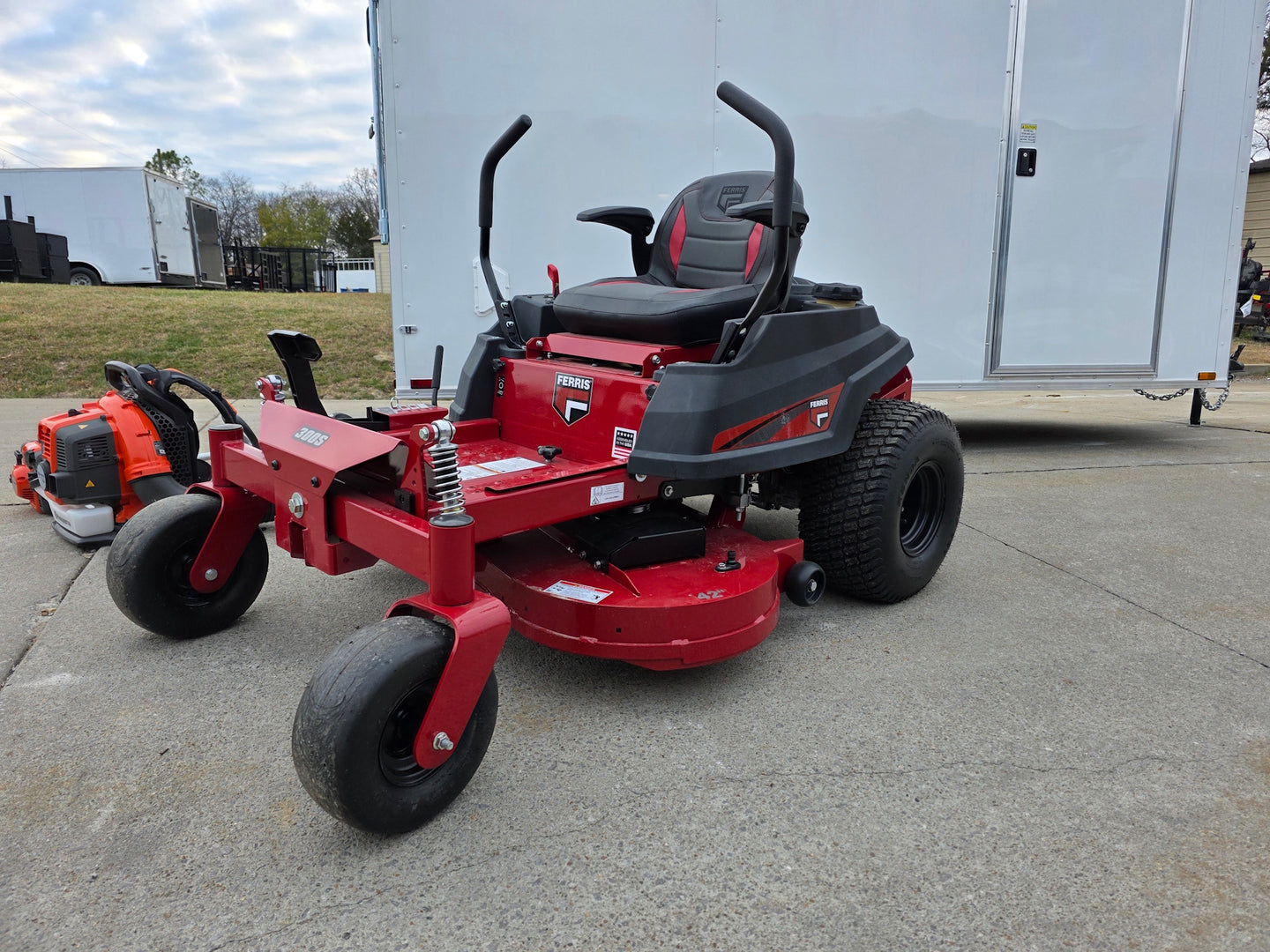 Ferris 5902144 42" 300S Zero Turn Mower Encl Trailer Handheld Bundle right mower view picture 