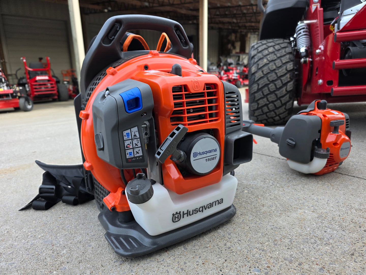 Ferris 5902154 52" ISX800 Commercial Zero Turn Mower Encl Trailer Handheld Bundle back blower view picture 