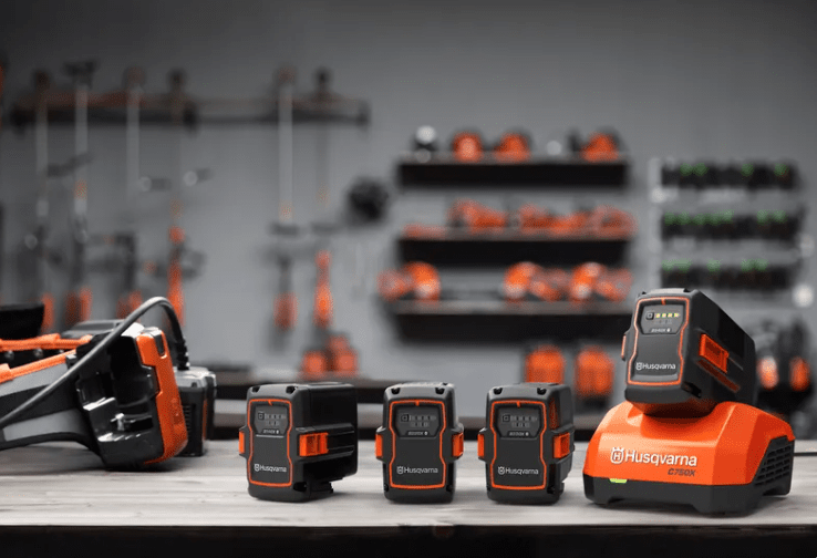 Hsqvarna_525iES_40V_Pro_Edger_Straight_Shaft_, Battery System View. 