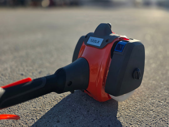 v side engHusqvarna 122LX 17" Straight Shaft Gas Trimmer String Trimmer 22cc 2-Cycle (Unboxed) side view engine view picture