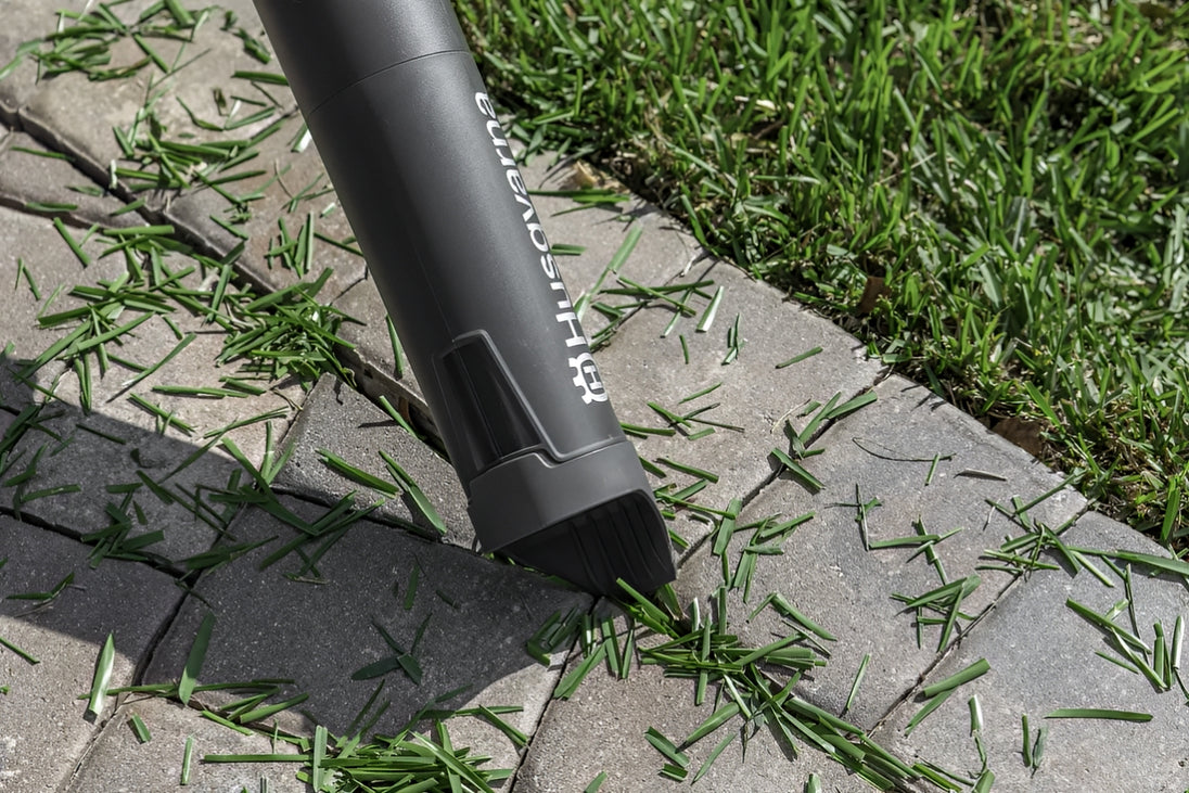 Husqvarna_350iB_MAX_Leaf_Blaster_350iB_without_battery_and_charger,Scraper Tip View. 