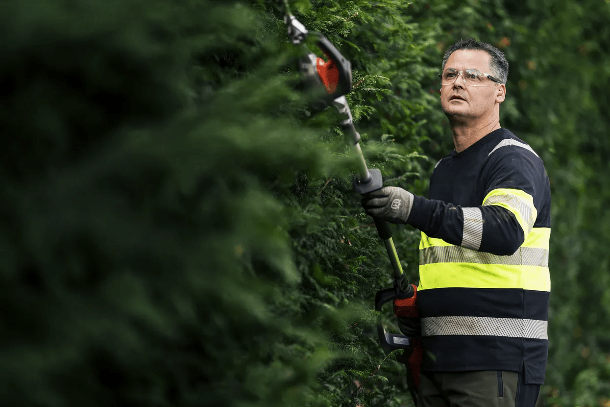 Husqvarna 520iHE3 40V Battery Powered 22" Commercial Hedge Trimmer - Tool Only - SLE Equipment - 2