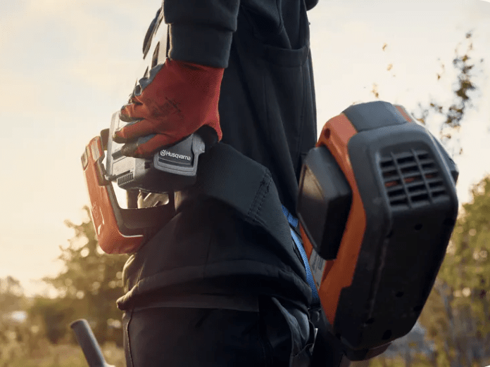 Husqvarna_525iECS_40v_Pro_Edger_Curved_Shaft, Back View. 