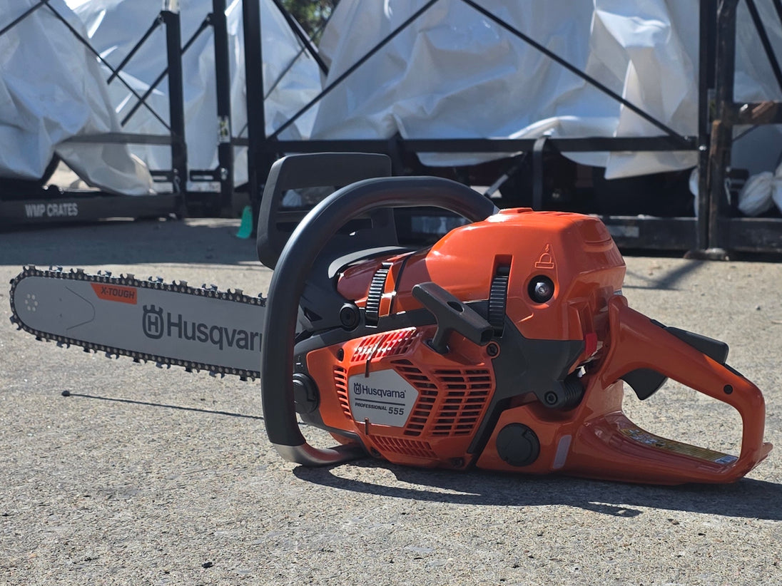 Husqvarna 555 20" Chainsaw Professional .050 Gauge 59.8cc X-Torq AutoTune Engine (Unboxed) Back left angle picture 