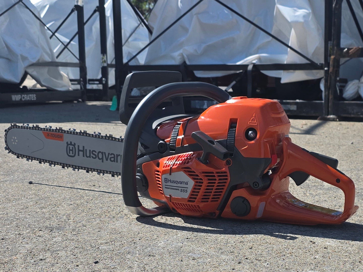 Husqvarna 555 20" Chainsaw Professional .050 Gauge 59.8cc X-Torq AutoTune Engine (Unboxed) Back left angle picture 