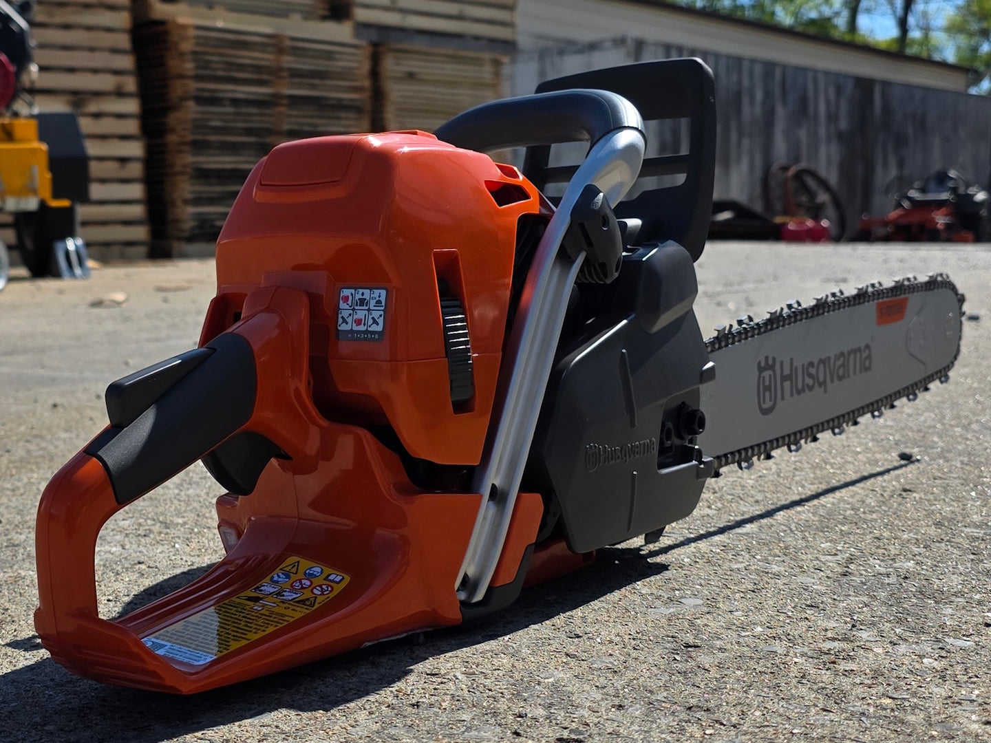 Husqvarna 555 20" Chainsaw Professional .050 Gauge 59.8cc X-Torq AutoTune Engine (Unboxed) Back right angle picture 
