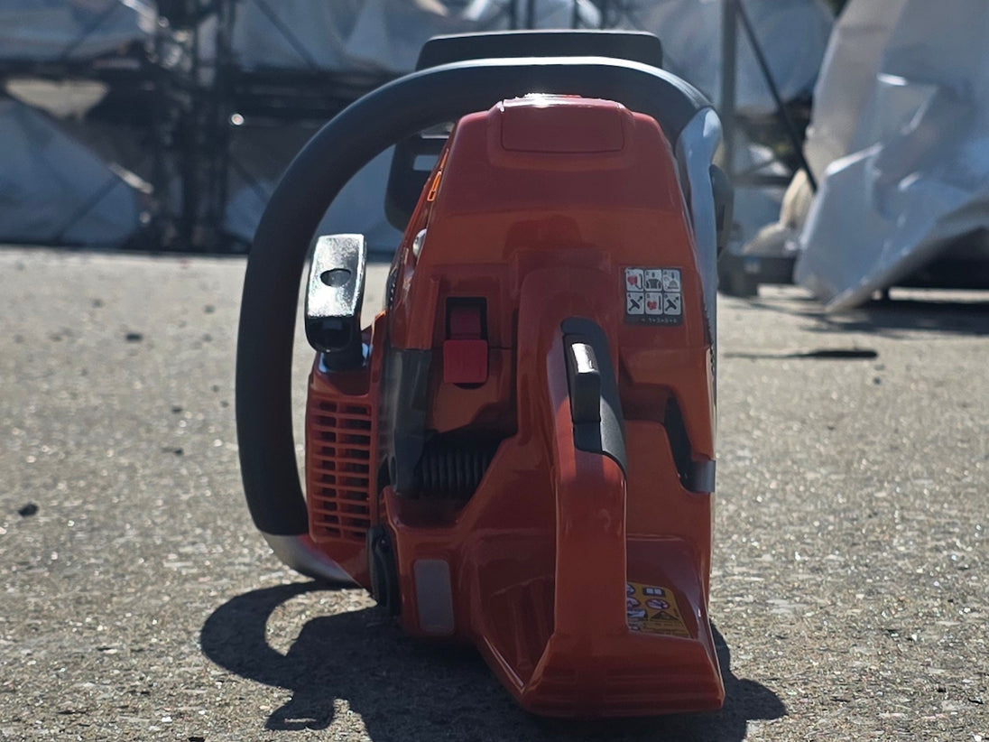 Husqvarna 555 20" Chainsaw Professional .050 Gauge 59.8cc X-Torq AutoTune Engine (Unboxed) Back side picture