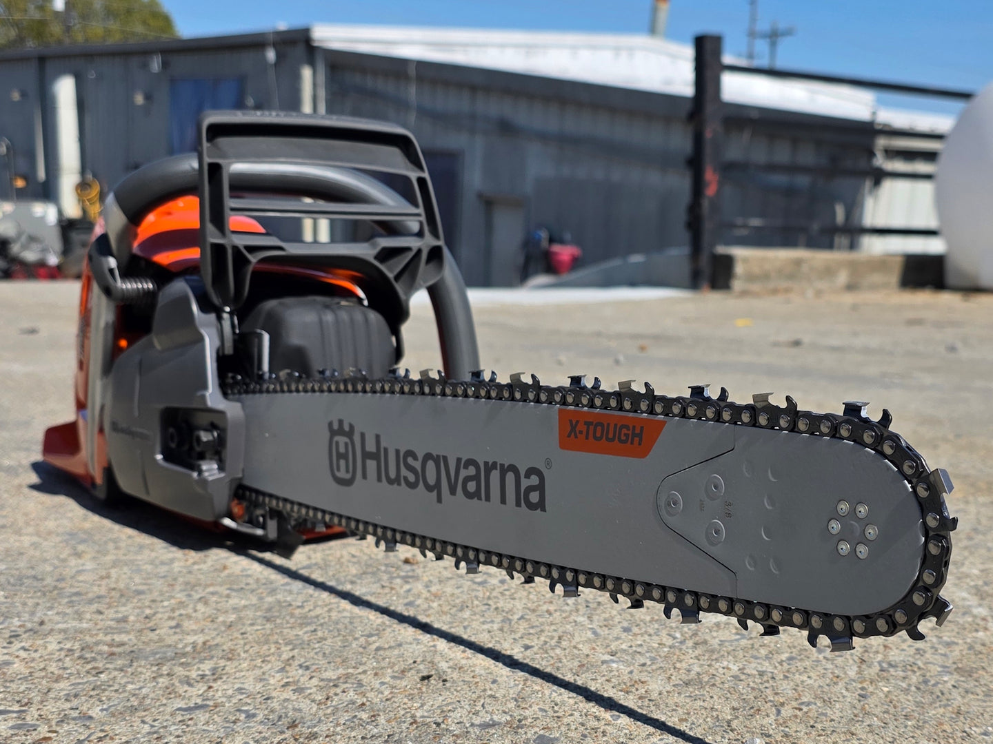Husqvarna 555 20" Chainsaw Professional .050 Gauge 59.8cc X-Torq AutoTune Engine (Unboxed) Front left angle picture 