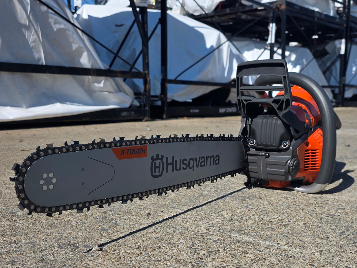 Husqvarna 555 20" Chainsaw Professional .050 Gauge 59.8cc X-Torq AutoTune Engine (Unboxed) Front right angle picture 