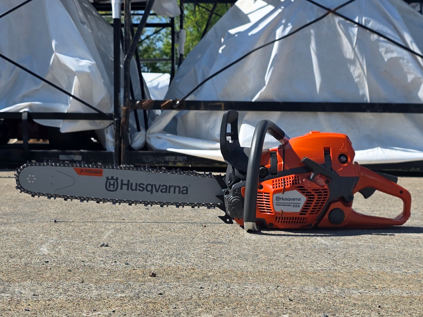 Husqvarna 555 20" Chainsaw Professional .050 Gauge 59.8cc X-Torq AutoTune Engine (Unboxed) Right side picture 