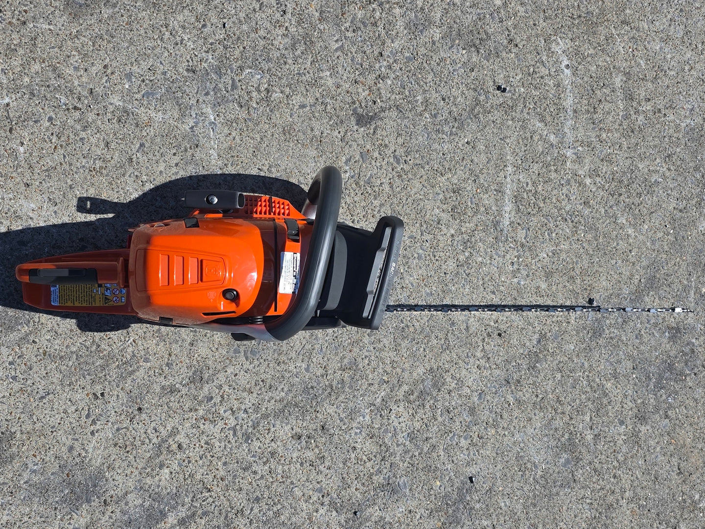 Husqvarna 555 20" Chainsaw Professional .050 Gauge 59.8cc X-Torq AutoTune Engine (Unboxed) Front side picture 