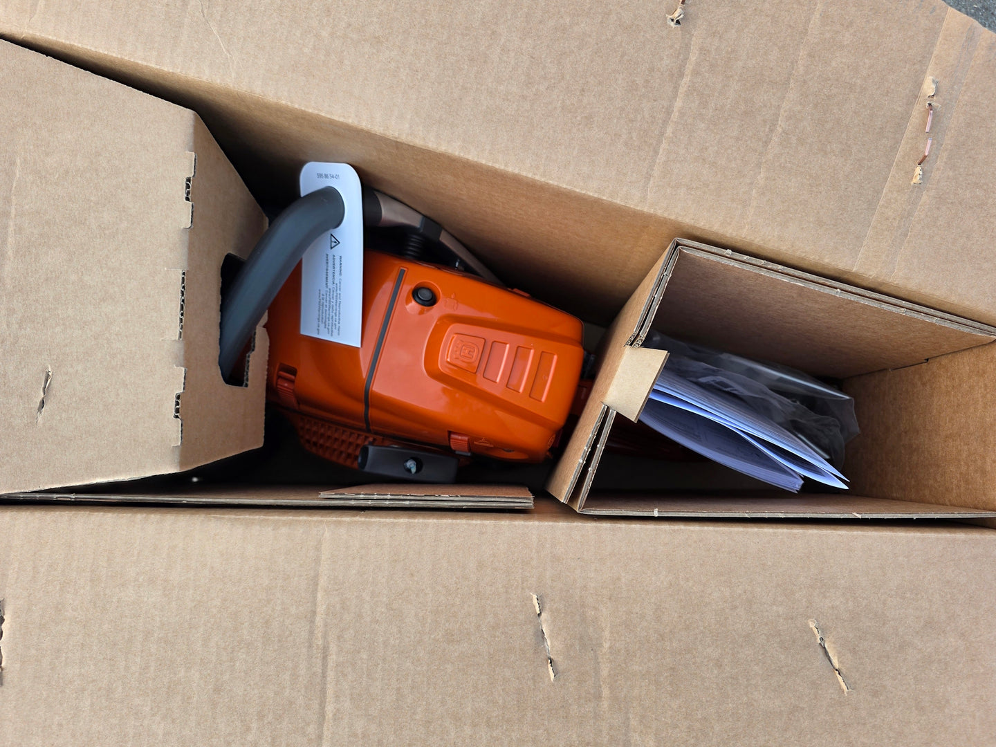 Husqvarna 565 Gas-Powered 70.7cc X-Torq .050 gauge 28" Chainsaw (Unboxed) inside box view picture 
