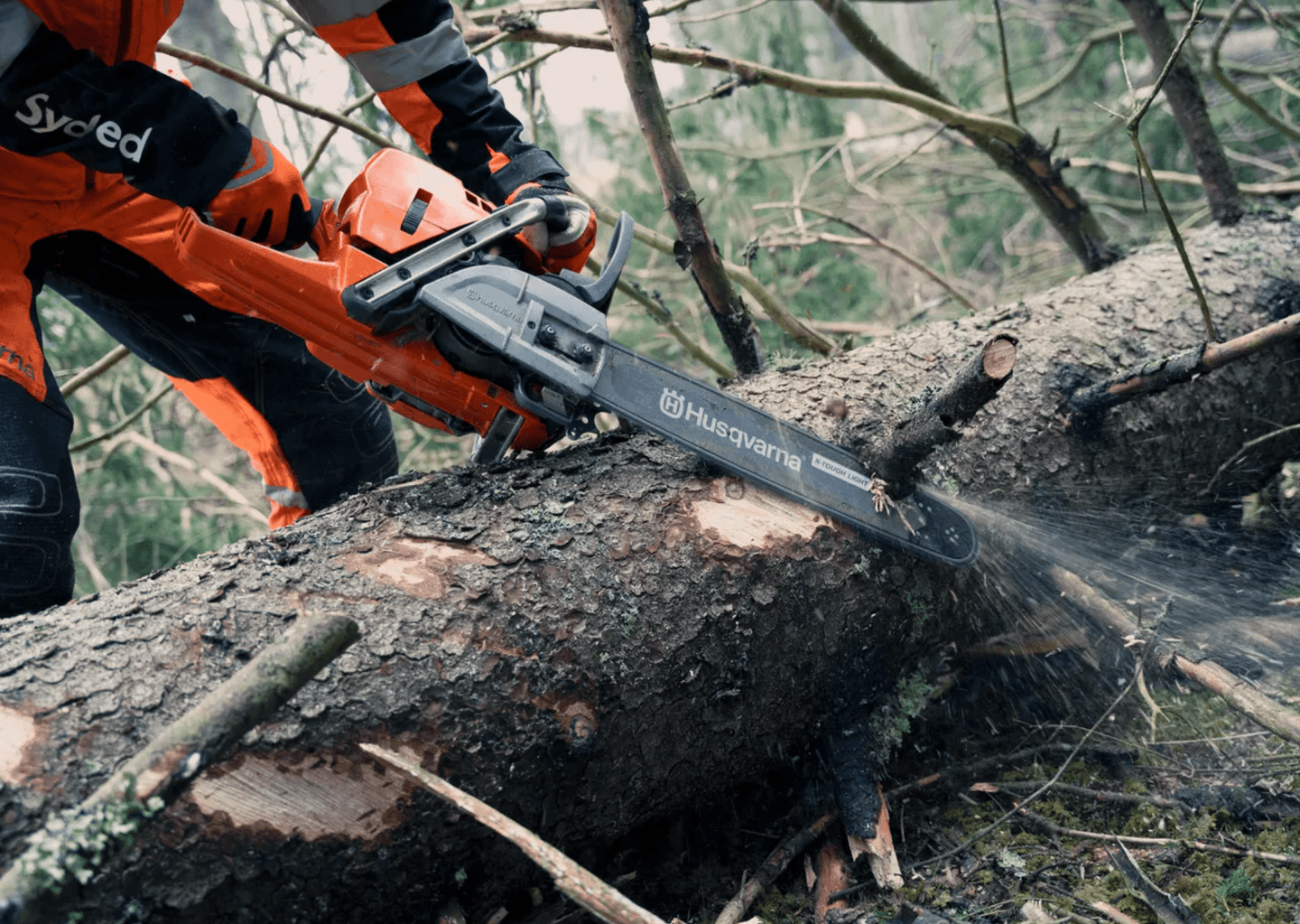 Husqvarna_572_XP_70.7cc_Gas_Chainsaw_28_3_8_Pitch_.050_Gauge. Cut View. 