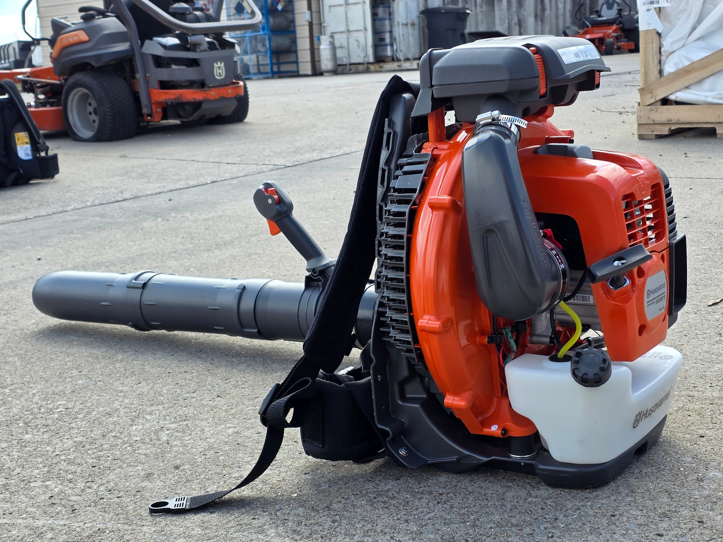 Husqvarna 580BTS Mark III Backpack Leaf Blower 75.6cc X-Torq Engine (Unboxed) back left angled view picture 