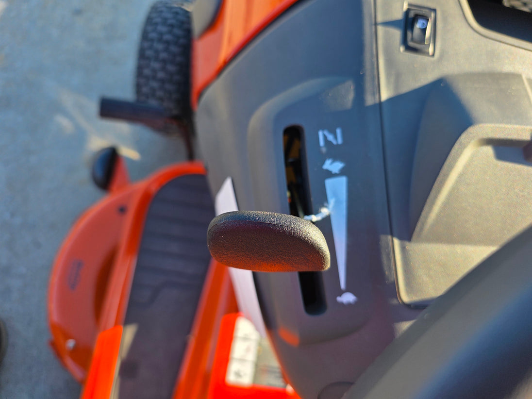 Husqvarna TS 120 42" Garden Lawn Tractor 19HP Briggs & Stratton (Scratch and Dent) throttle control view picture 