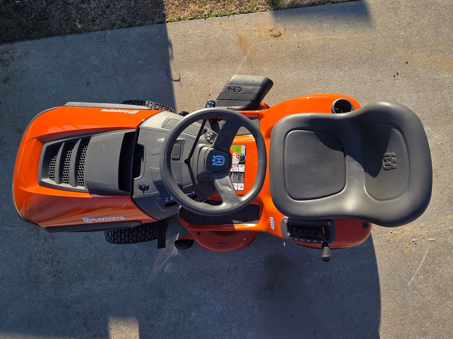 Husqvarna TS 120 42" Garden Lawn Tractor 19HP Briggs & Stratton (Scratch and Dent) top view picture 