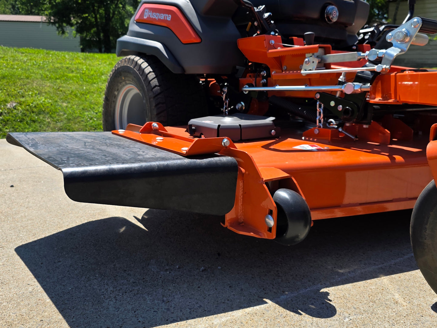 Husqvarna Z572XS Commercial Zero Turn Mower 38.5Hp Kawasaki +Bonus 522L Trimmer (Scratch and Dent) Chute picture 