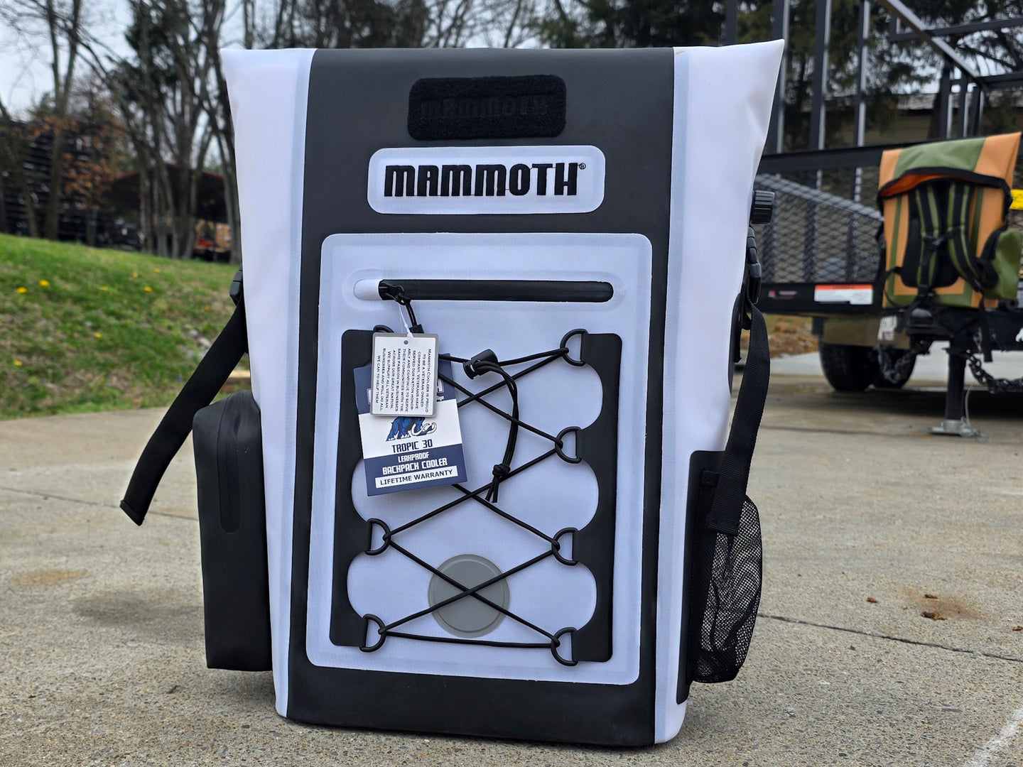 Mammoth Tropic 30-Quart Cooler Backpack White/Black  front view picture 