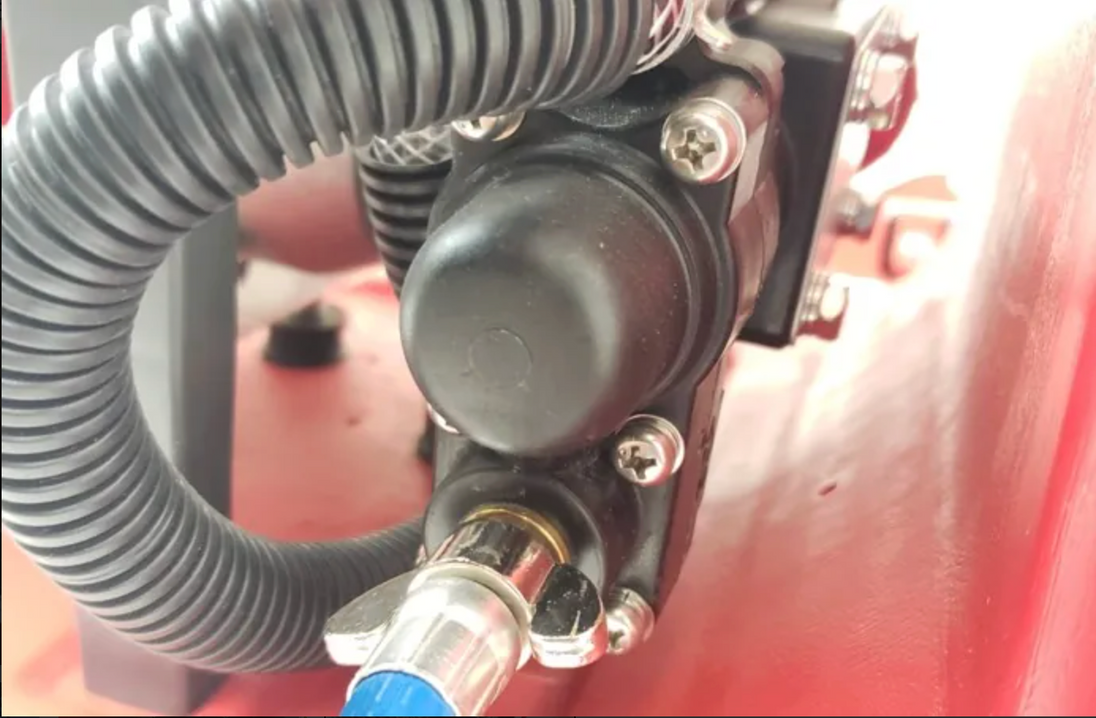 Maruyama MS75 Blackpack Sprayer,Front View.