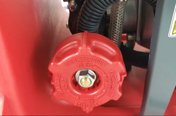 Maruyama MS75 Blackpack Sprayer,Front View.