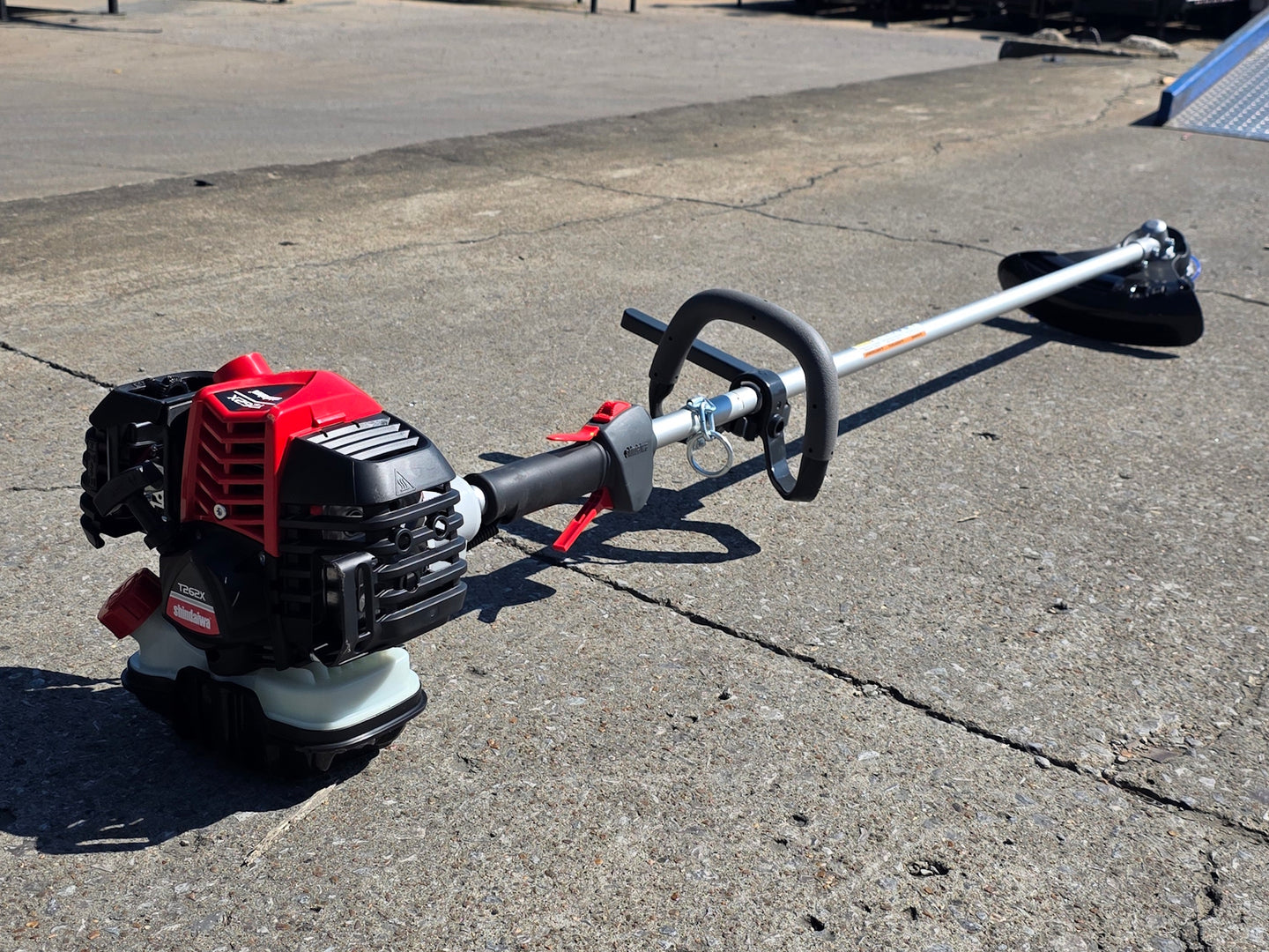 Shindaiwa T262X 25.4cc 2-Stroke Straight Shaft String Trimmer B Back right-angle picture 