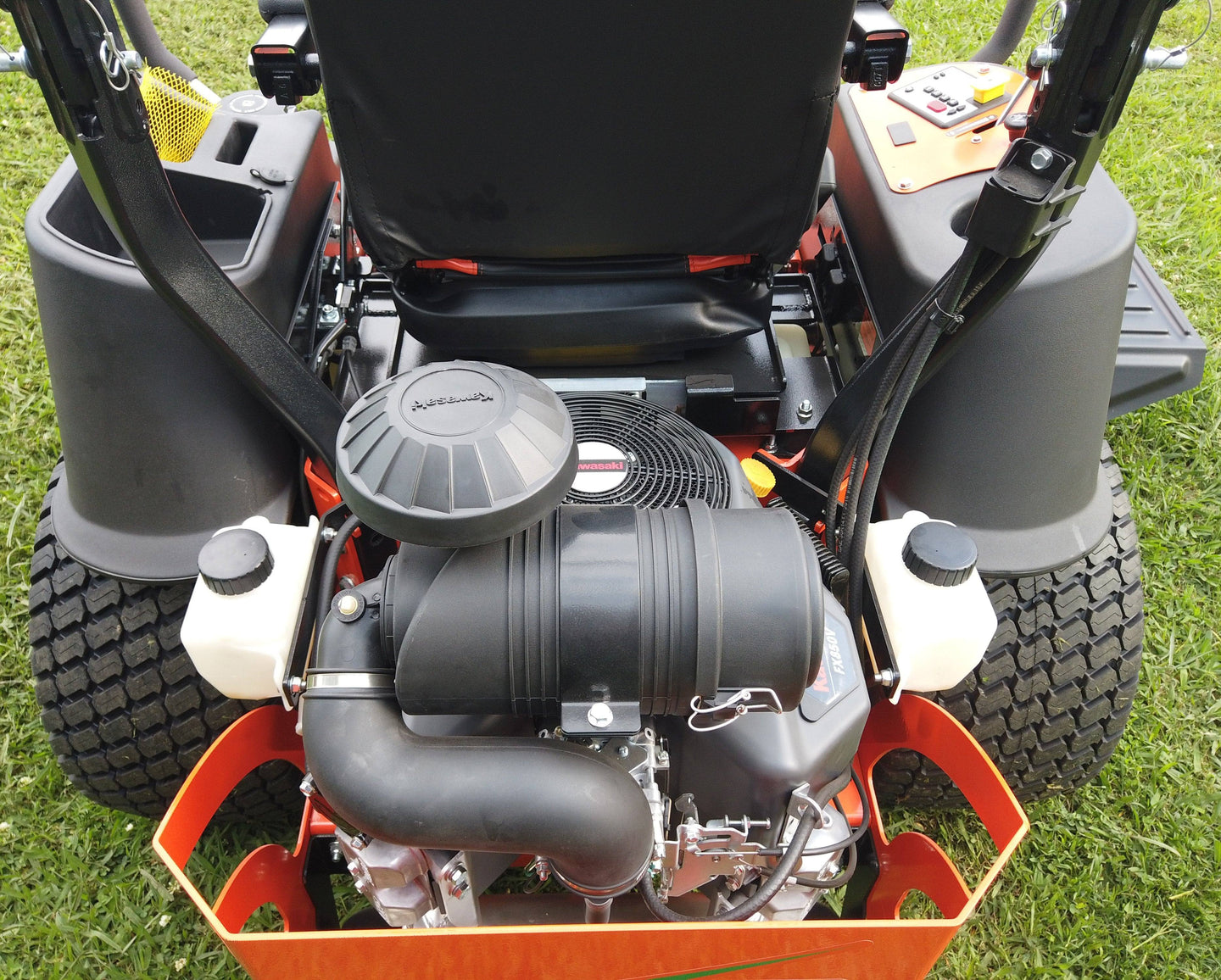 Jacobsen ZT900 2760KW Zero Turn Mower