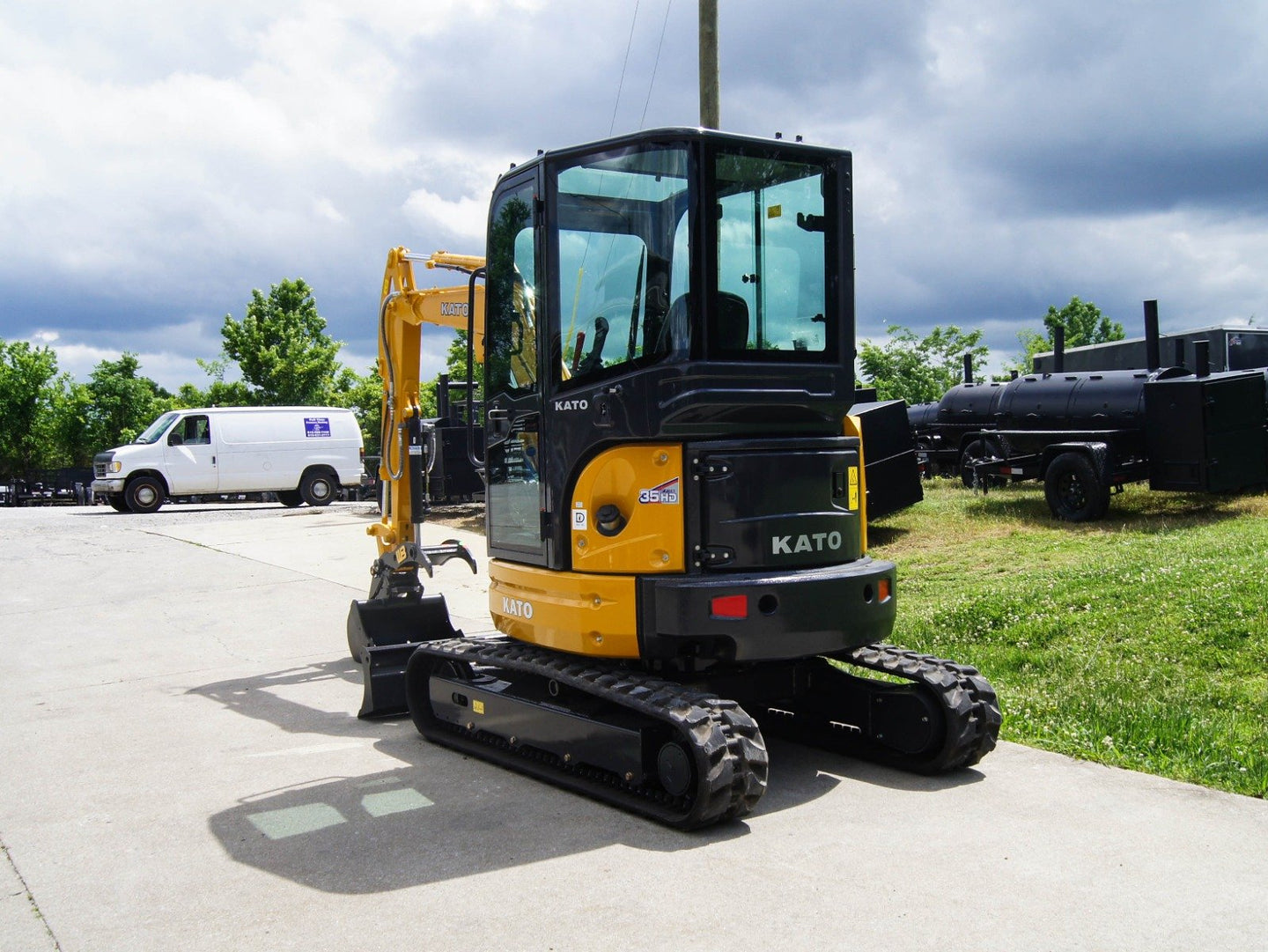 Kato HD35V5 Mini Excavator 8082lbs 23HP Yanmar Diesel Closed Cab